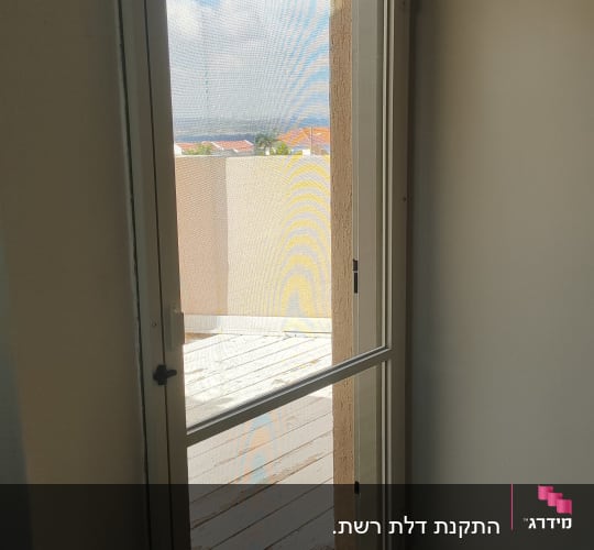 חלון אלומיניום עם רשת נגד יתושים